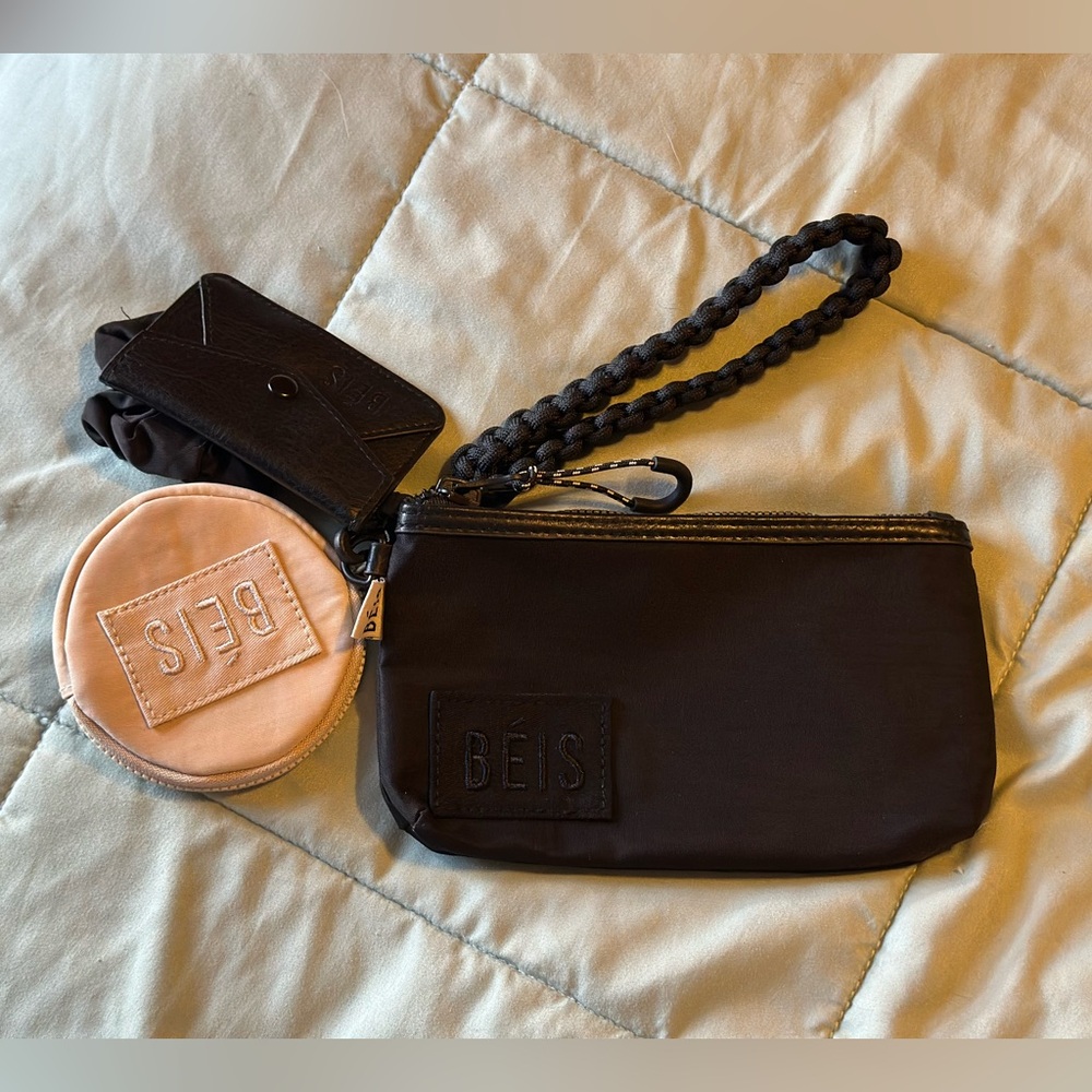 The sport wristlet - beis